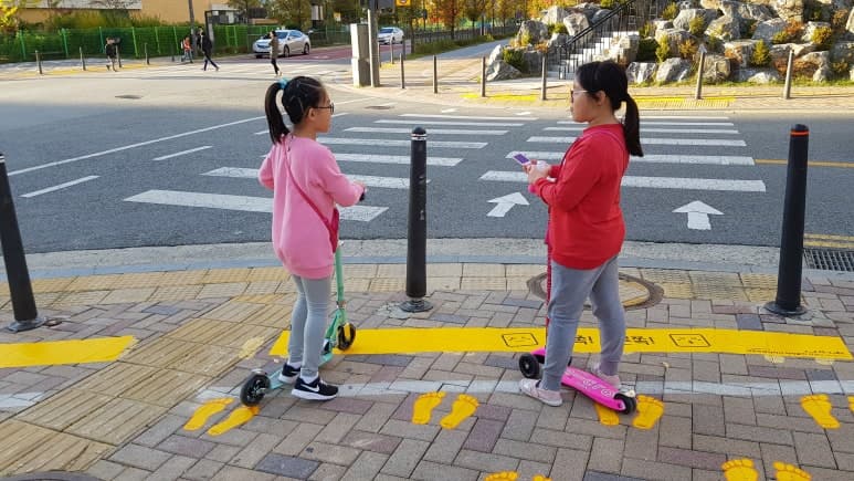 친환경 그래픽 노면표시재 · 노란발자국